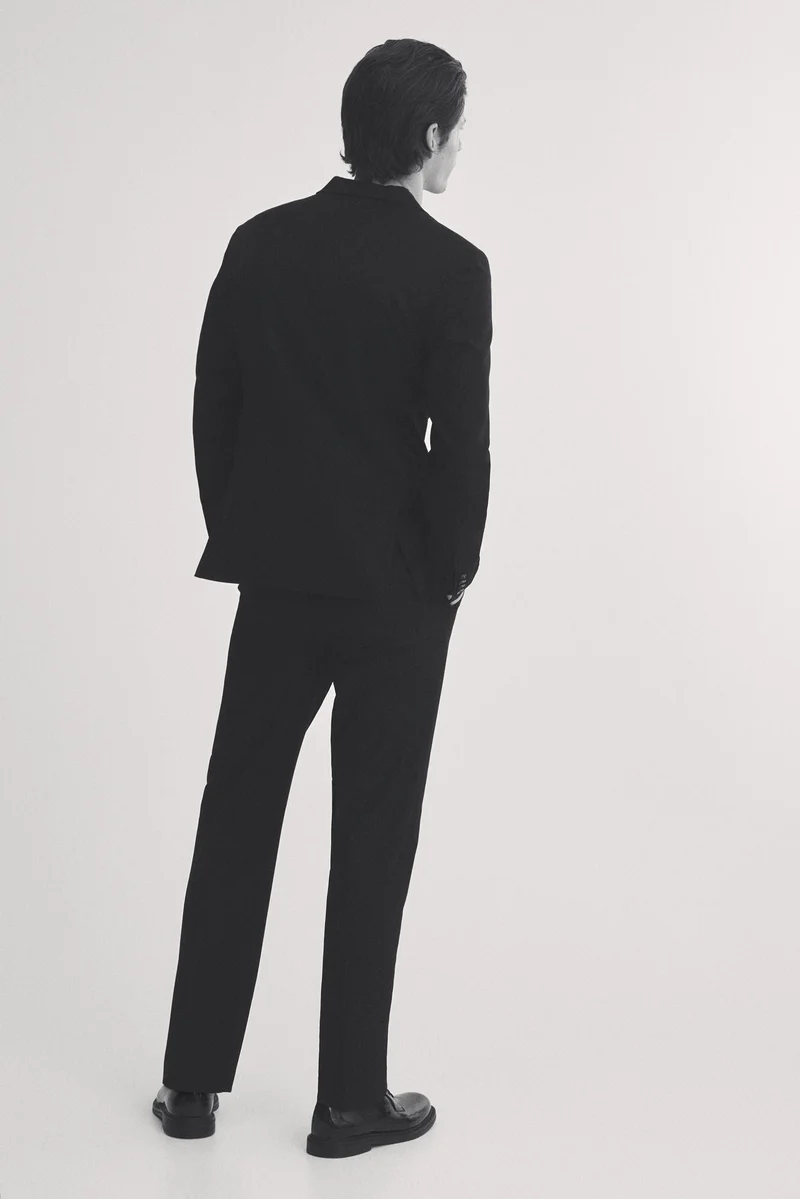 اتش اند ام جاكيت بصف أزرار فردي وبقصّة عادية