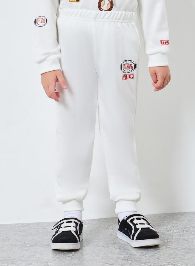 ستايلي مجموعة من هودي بطبعة جرافيك مع جوغر - Image 5