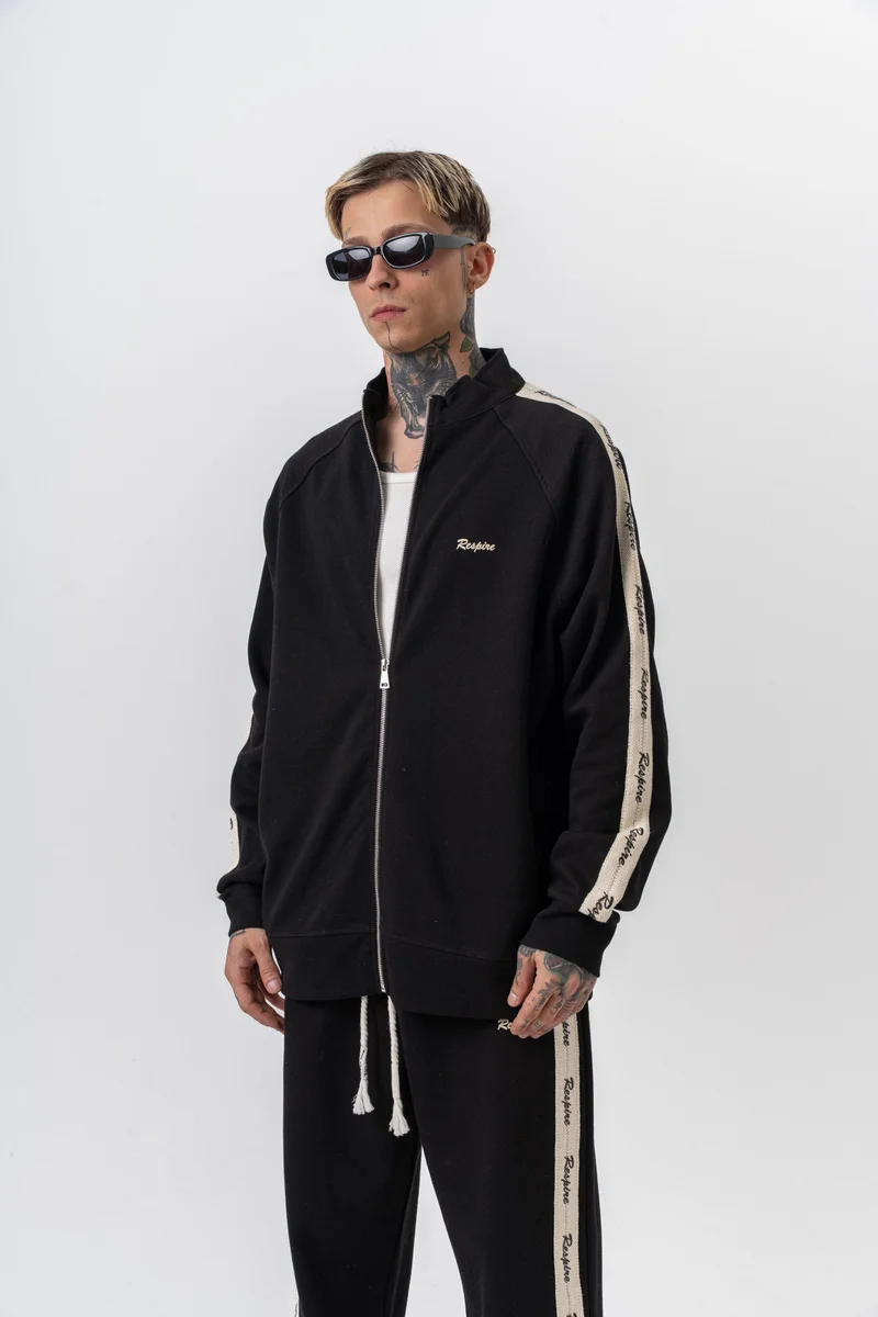 ريسباير سويت شيرت رجالي واسع (Oversize) بسحاب (Zip) بوجهين (Doubleface) بياقة قائمة وتفاصيل شريط "Respire" لون أسود