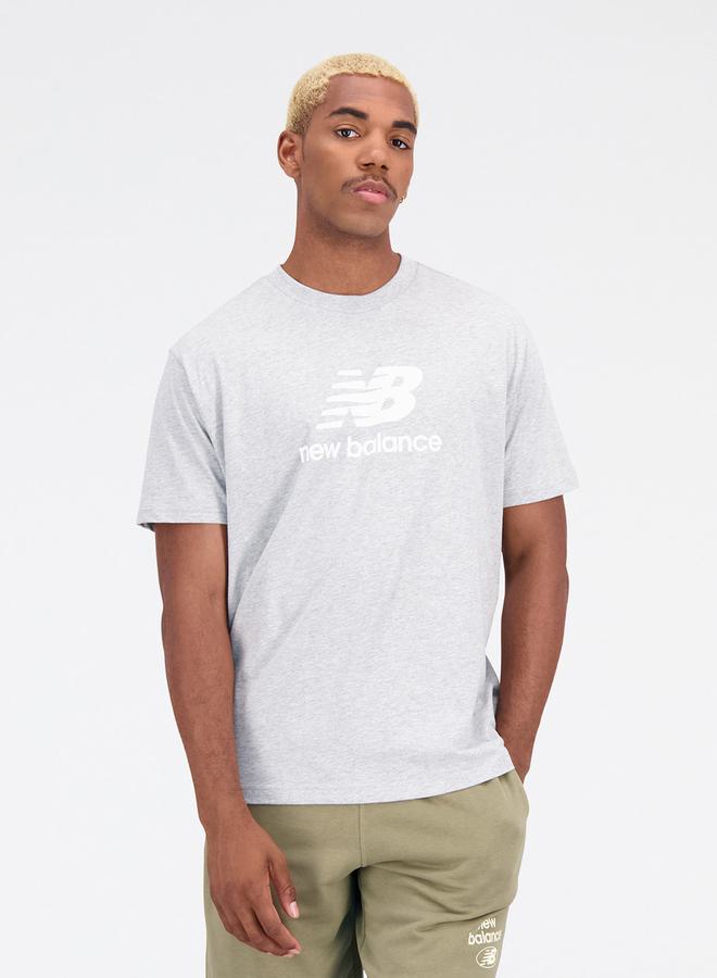 New Balance تي شيرت بطبعة شعار Essentials - Image 1