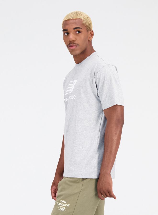 New Balance تي شيرت بطبعة شعار Essentials - Image 3