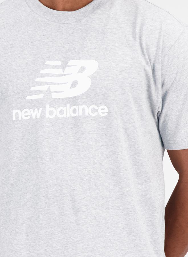 New Balance تي شيرت بطبعة شعار Essentials - Image 2