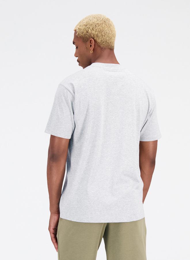 New Balance تي شيرت بطبعة شعار Essentials - Image 4