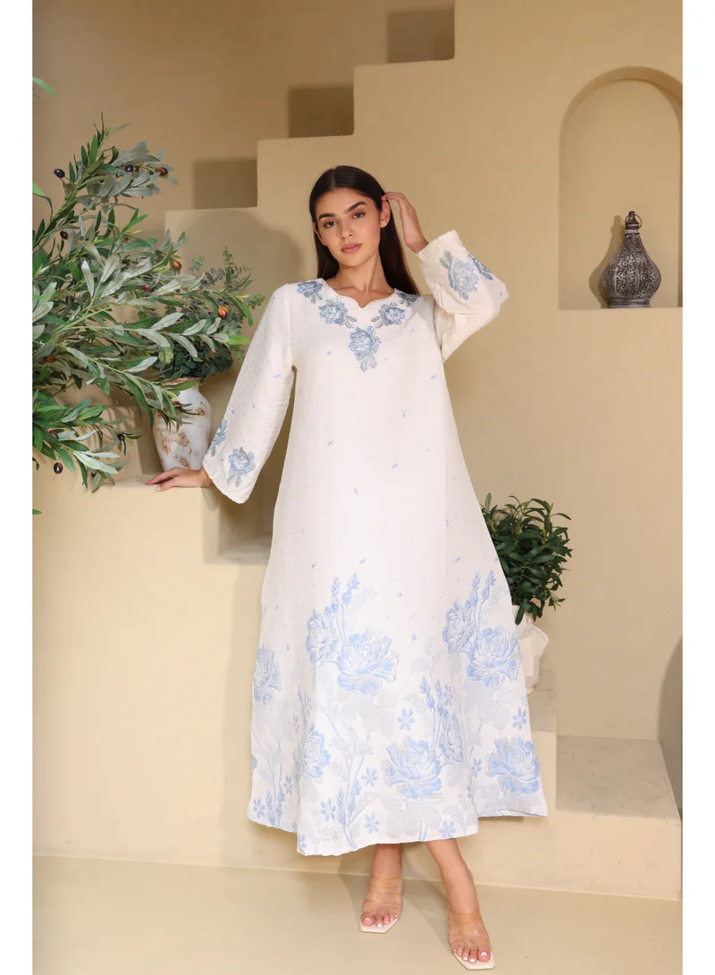 اكسا جلابية كلاسيكية مزينة بالكريستال الزهري