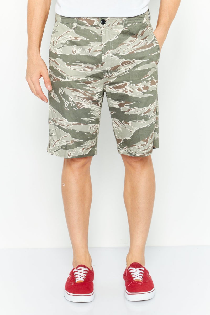 DIESEL شورتات كارجو مموهة للرجال بقصة عادية، متعددة الألوان - Image 1