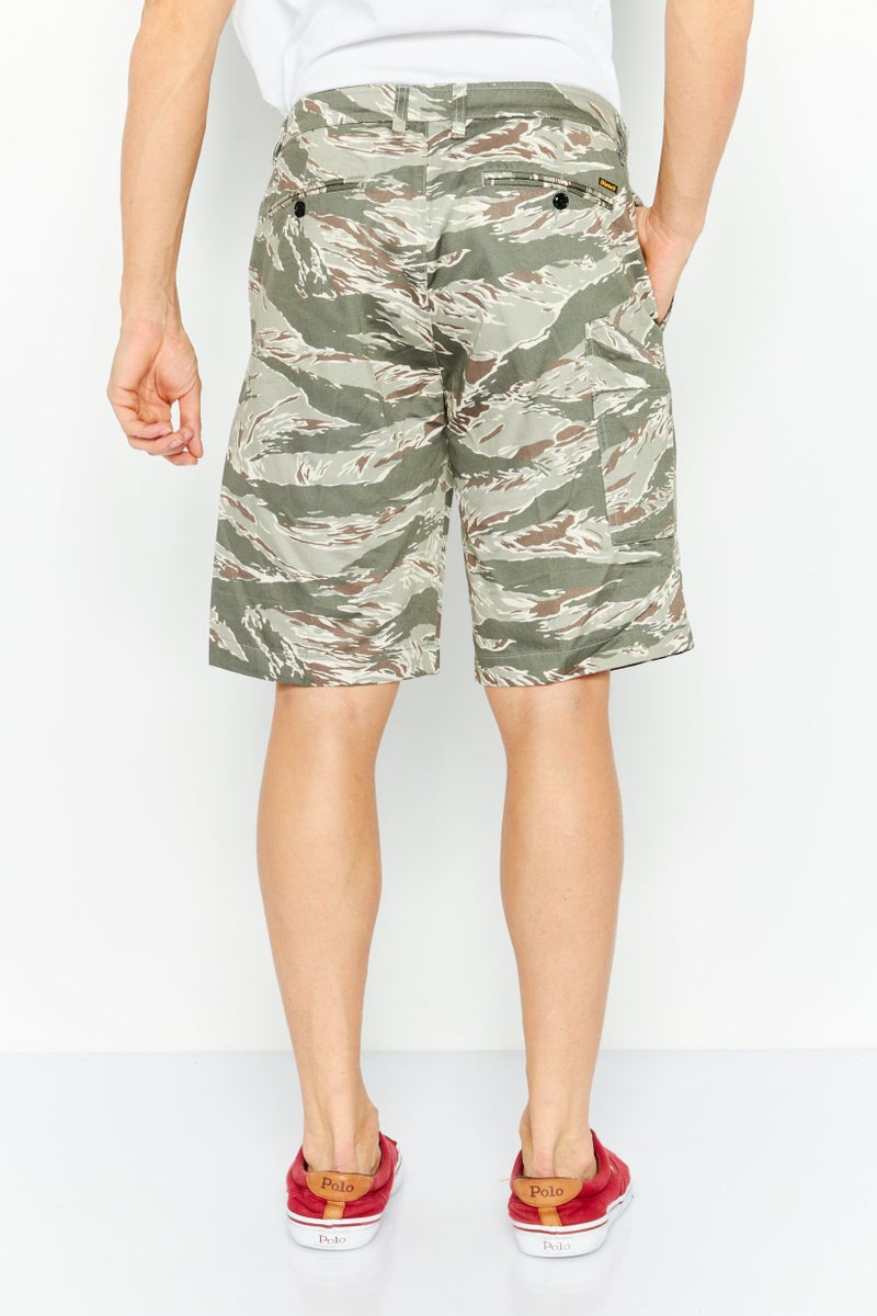 DIESEL شورتات كارجو مموهة للرجال بقصة عادية، متعددة الألوان - Image 3