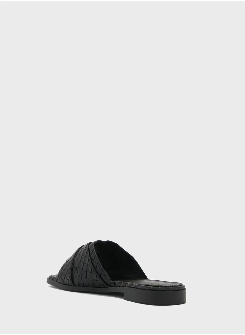 خزانة Woven Square Toe Flat Sandal