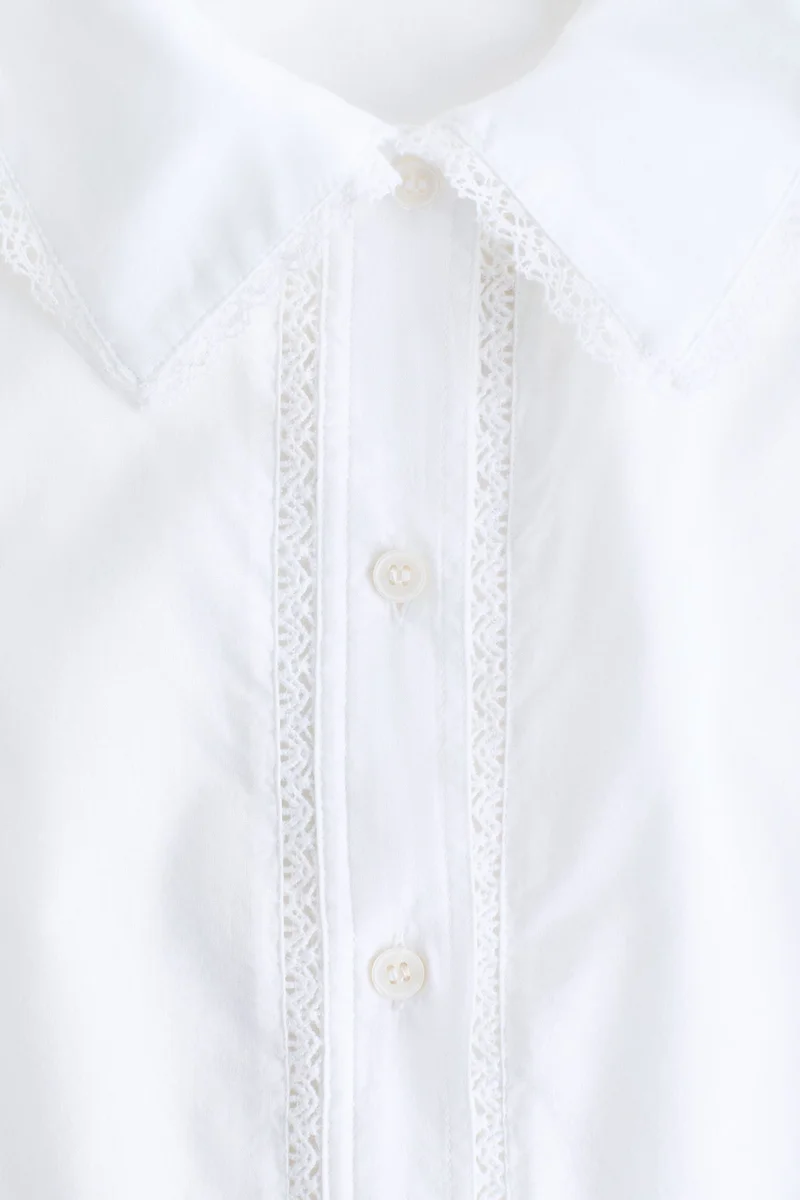 اتش اند ام قميص قطني بحافة دانتيل