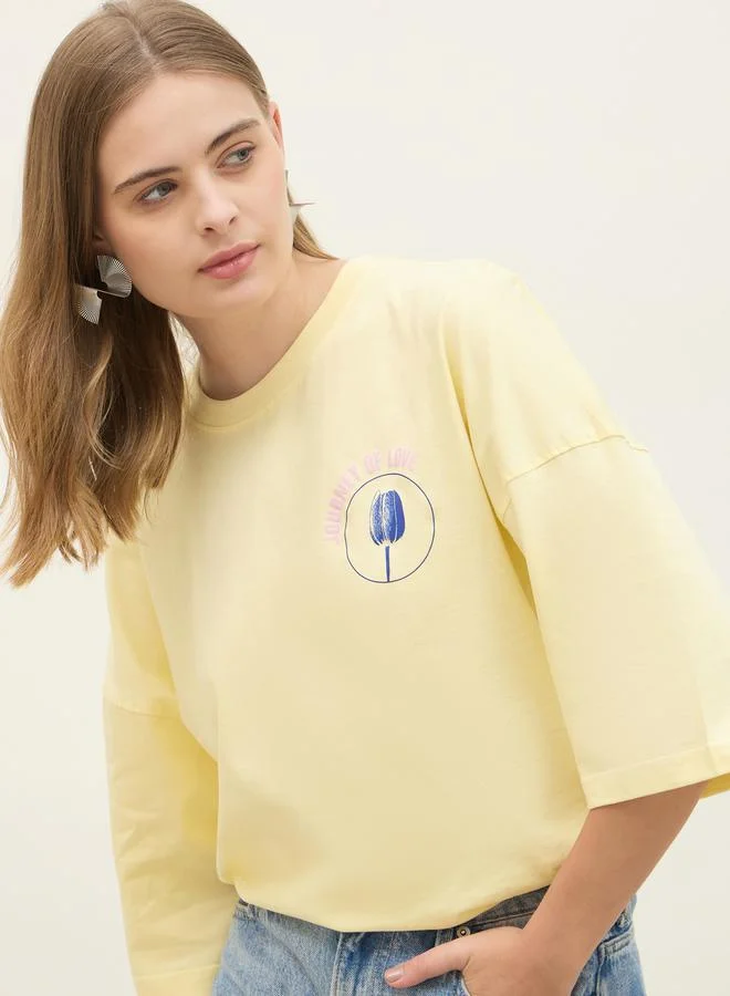 ستايلي تيشيرت بطباعة جرافيك بأكمام قصيرة وقصة واسعة