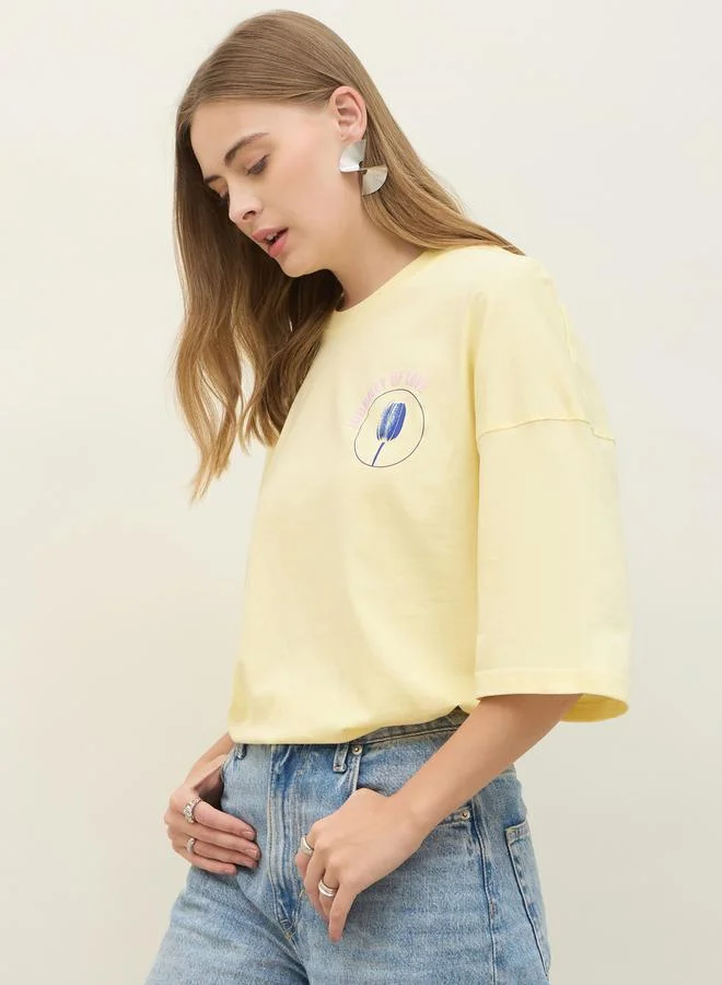 ستايلي تيشيرت بطباعة جرافيك بأكمام قصيرة وقصة واسعة