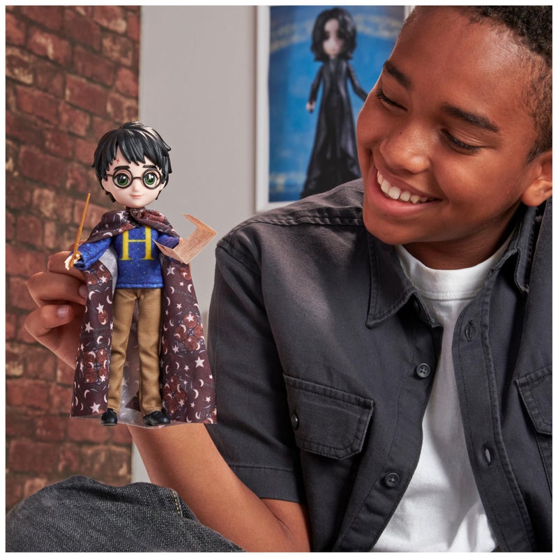 Wizarding World Harry Potter, 8-inch Harry Potter Doll Gift Set with Invisibility Cloak and 5 Doll Accessories, Kids Toys for Ages 6 and up - Image 5
