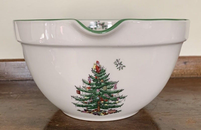 Spode إبريق خليط شجرة عيد الميلاد من سبود 2 كوارت مع مقبض وفوهة صب دقيقة أداة خبز عطلة من الخزف الفاخر أدوات الخبز الاحتفالية لعيد الميلاد آمنة في غسالة الصحون والميكروويف - Image 3