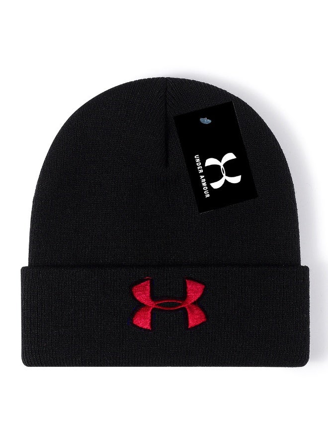 قبعة محبوكة مضلعة سوداء من أندر أرمور (شعار أحمر)