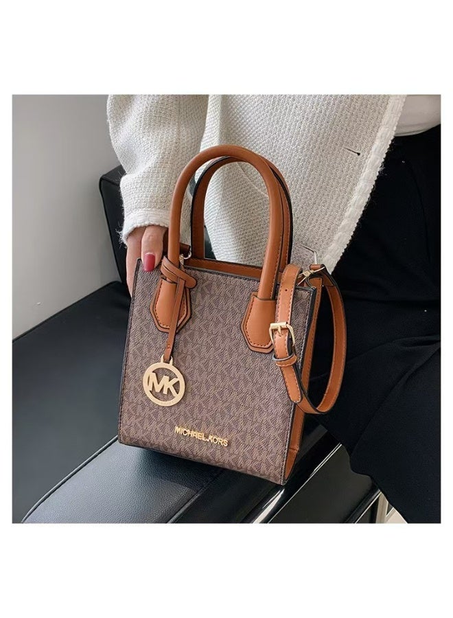 MK classic bag, can be converted into a crossbody bag, suitable for holding camera lenses. Classic themed design - Image 5