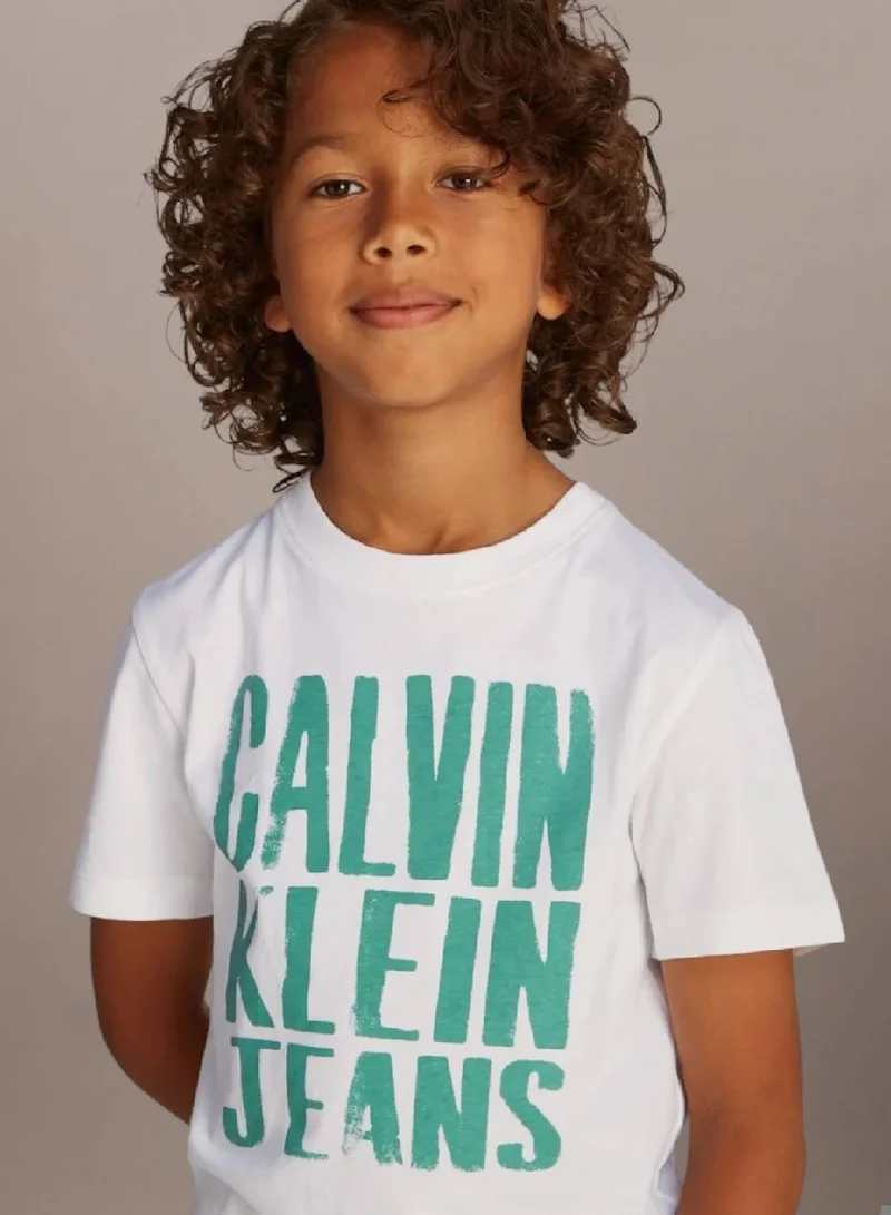 كالفن كلاين جينز تيشرت مزين بشعار كلفن كلاين