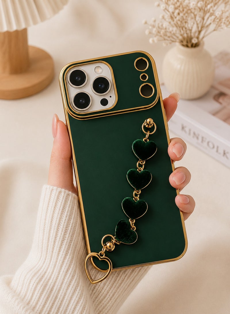 جراب سلسلة على شكل قلب باللون الأخضر الداكن لهاتف iPhone 17 Pro Max - غطاء خلفي لامع من مادة TPU بحافة ذهبية، وحزام يد، وحماية للكاميرا - Image 1