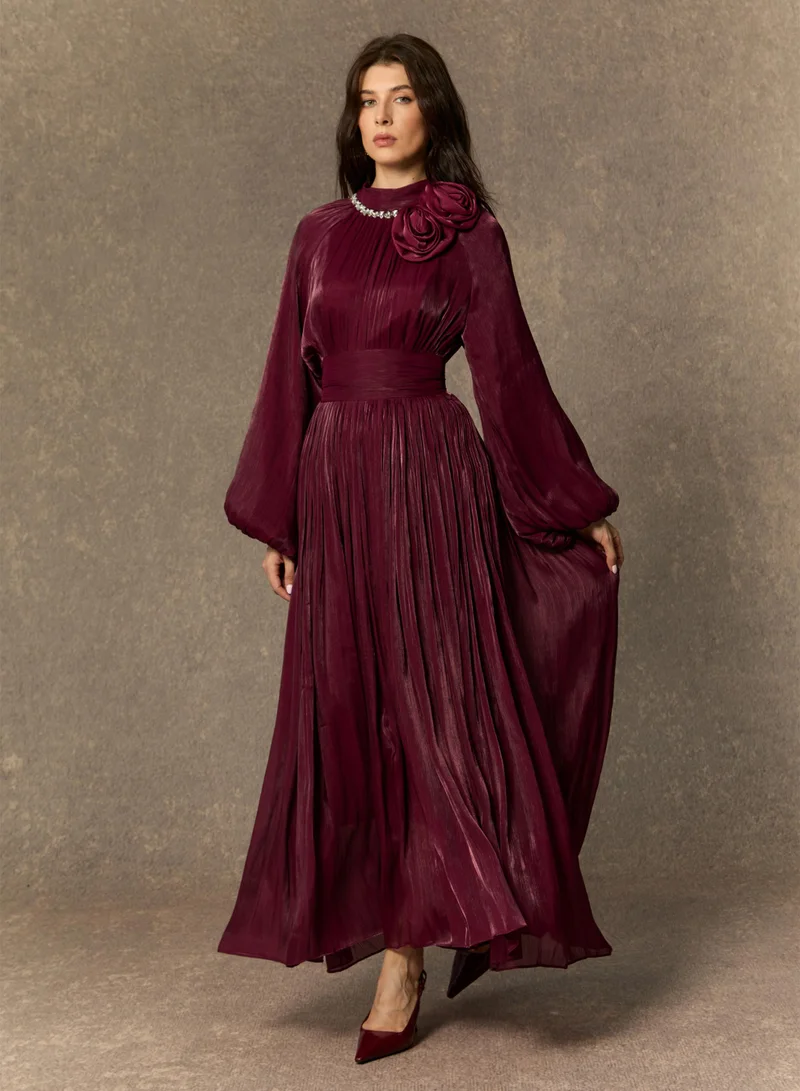 سنفير فستان ماكسي أنيق بياقة لؤلؤية وكسرات بلون عنابي ليلي