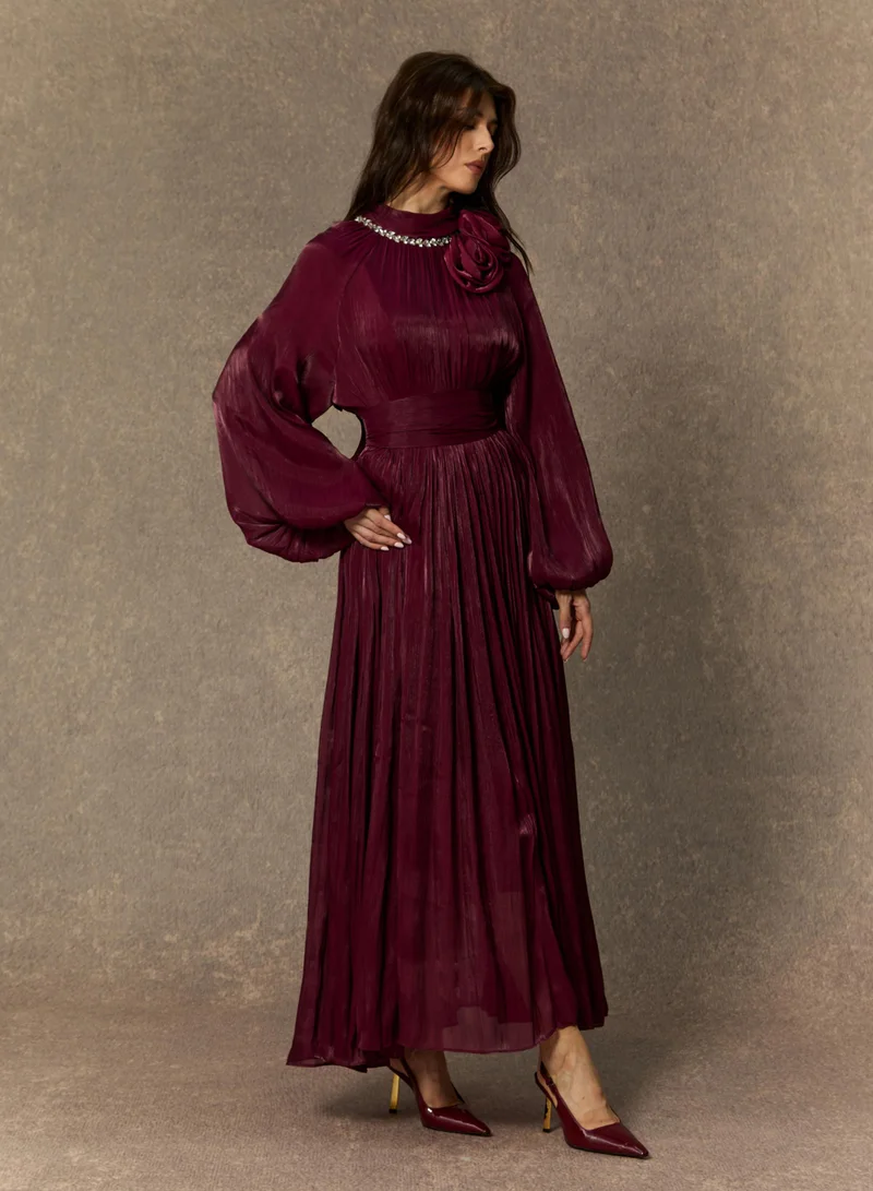 سنفير فستان ماكسي أنيق بياقة لؤلؤية وكسرات بلون عنابي ليلي