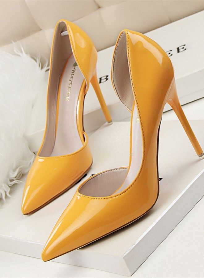 BIGTREE حذاء بكعب عالٍ مدبب من الجلد اللامع بفتحة ضحلة 10.5 سم باللون الأصفر