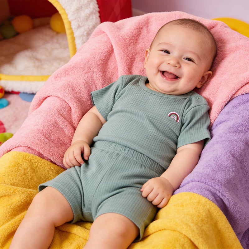 بابيز_بيسك بيبيز بيسك طقم تيشيرت بأكمام قصيرة من القطن المضلع مع شورت سادة, حزمة من ٣ - Image 4