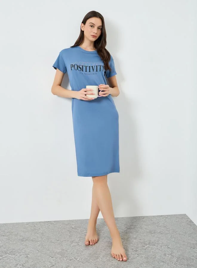 تايك تو فستان تيشيرت بطبعة شعار