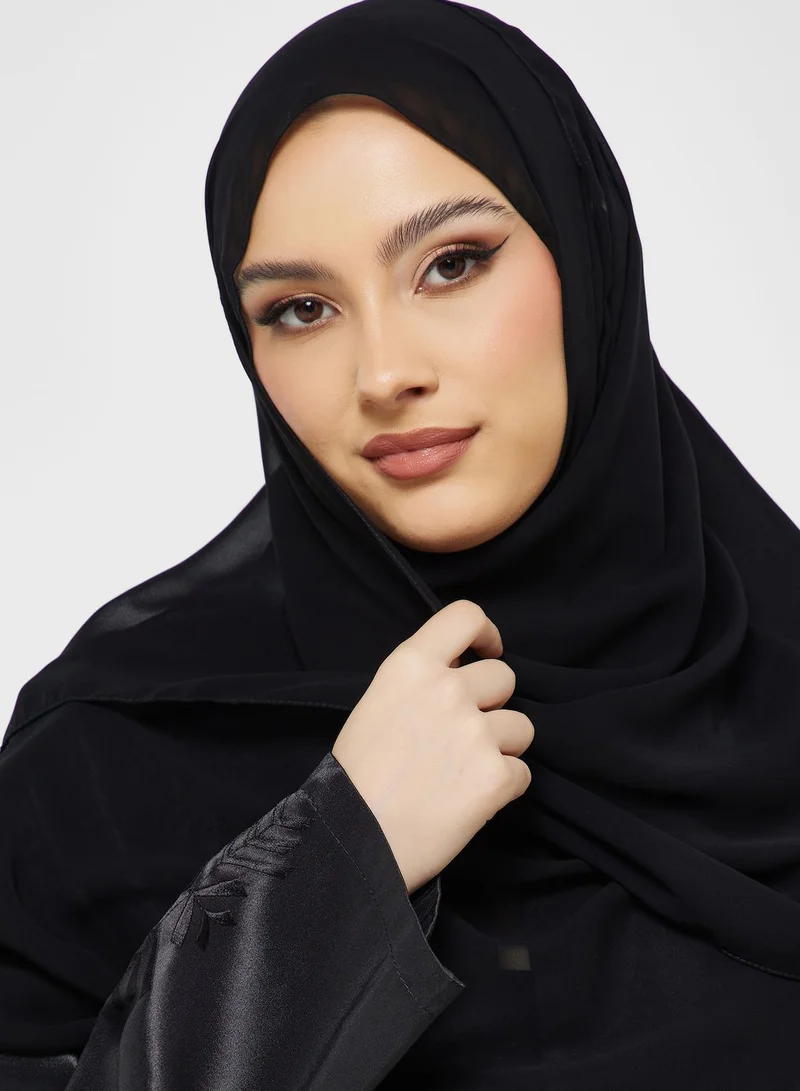 هيا كلوزيت عباية مطرزة