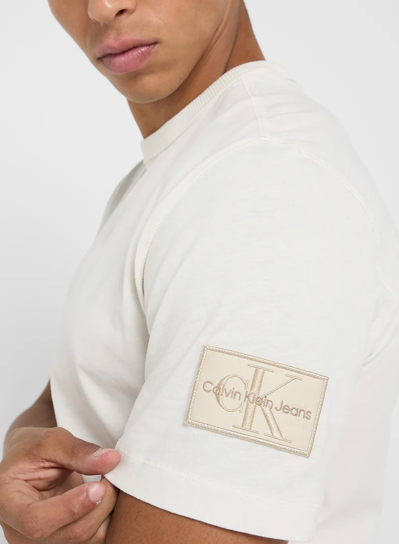 كالفن كلاين جينز Logo Print Badge Regular T-Shirt