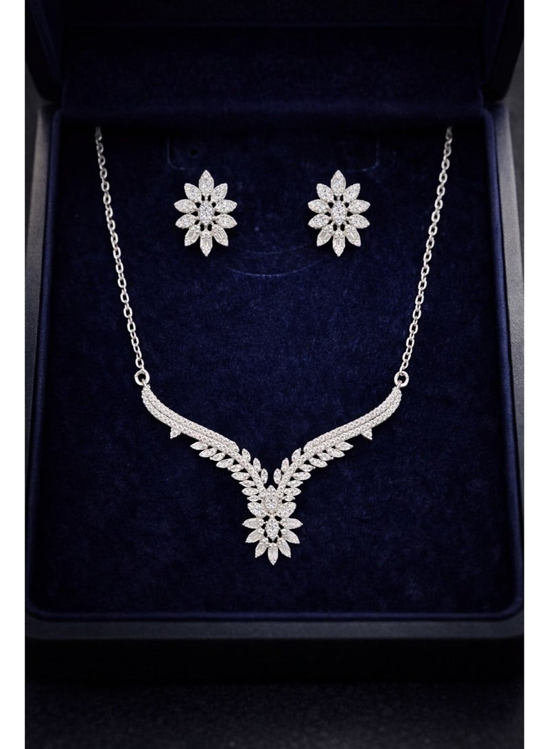 ثري دايموندز طقم سلسلة وحلق V مطلي بلاتين وروديوم بزركون تصميم وردة وورق - Image 1