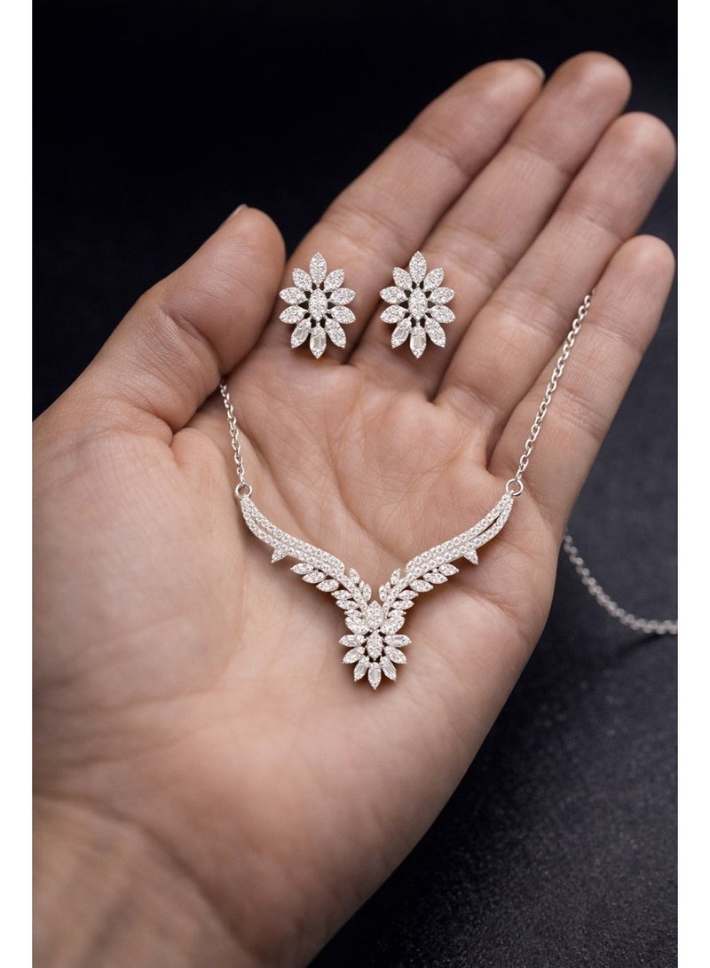 ثري دايموندز طقم سلسلة وحلق V مطلي بلاتين وروديوم بزركون تصميم وردة وورق - Image 4