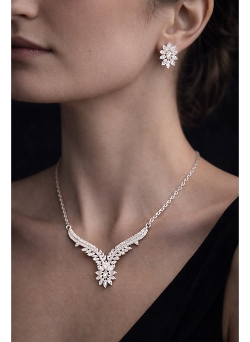 ثري دايموندز طقم سلسلة وحلق V مطلي بلاتين وروديوم بزركون تصميم وردة وورق - Image 3