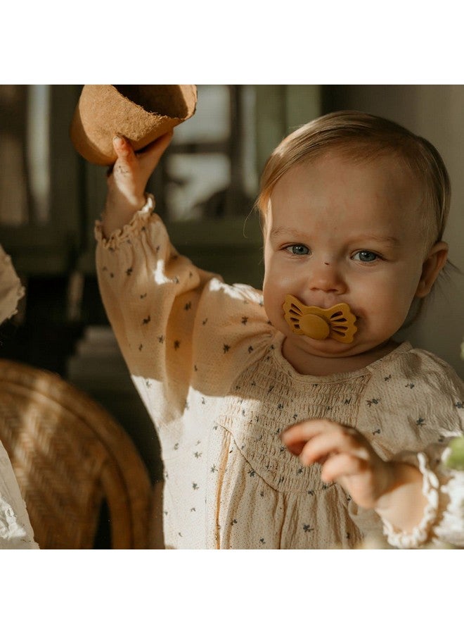 فريج لهاية فريج لاكي المتناسقة المصنوعة من السيليكون الناعم والحريري للأطفال | صُنعت في الدنمارك | خالية من مادة BPA (لون رمادي فاتح/أزرق فاتح، من عمر 0-6 أشهر) - Image 4