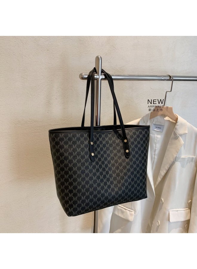 كيفية حقيبة كتف نسائية بسعة كبيرة، كلاسيكية وعادية - Image 1