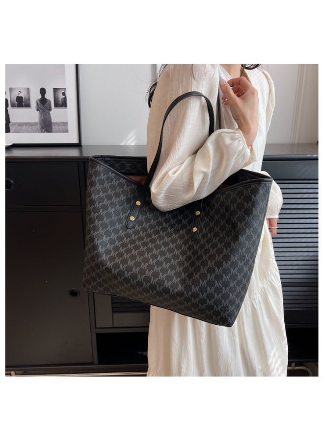 كيفية حقيبة كتف نسائية بسعة كبيرة، كلاسيكية وعادية - Image 2