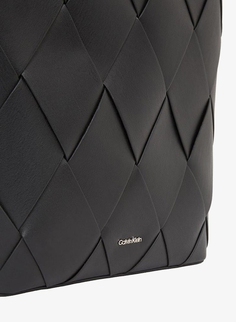 كالفن كلاين حقيبة توت متوسطة - Image 4