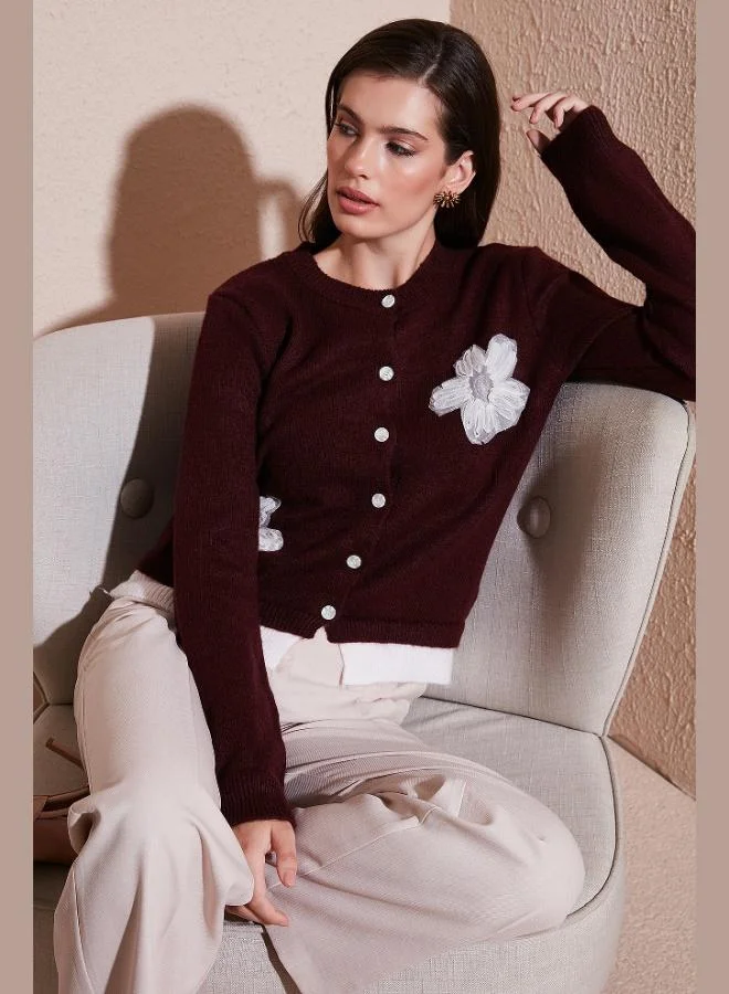 ليلا كارديجان نسائي محبوك بياقة دائرية وأزرار، مزين بتفاصيل زهور من التول، بقصة عادية