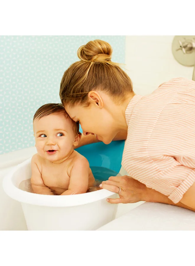 Munchkin Sit and Soak Baby Bath Tub with Built-In Support Bump and Padded Foam Back Rest, Bonus Pull-Tab Drain and Storage Hook, 0-12 Months, White