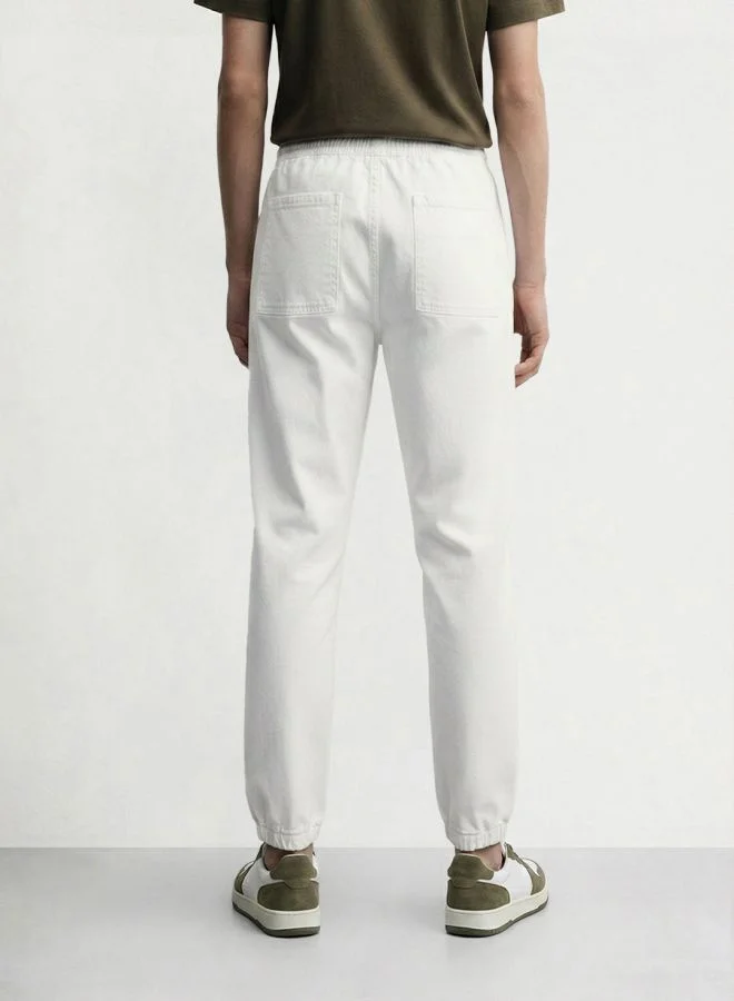 ذا انديان كراج كو Men Relaxed Fit Solid Patch Pocket Mid-Rise Jeans