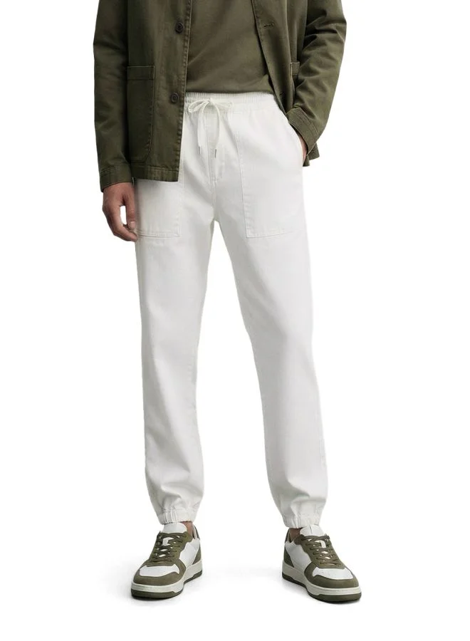 ذا انديان كراج كو Men Relaxed Fit Solid Patch Pocket Mid-Rise Jeans