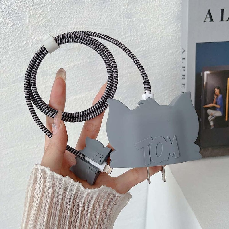 INEFABLE غطاء واقي لشاحن مع نمط ثلاثي الأبعاد لطيف لشاحن آيفون فقط 18 واط و 20 واط، واقي كابل بيانات لحفظ الكابل - مجموعة من 1 (توم) - Image 2