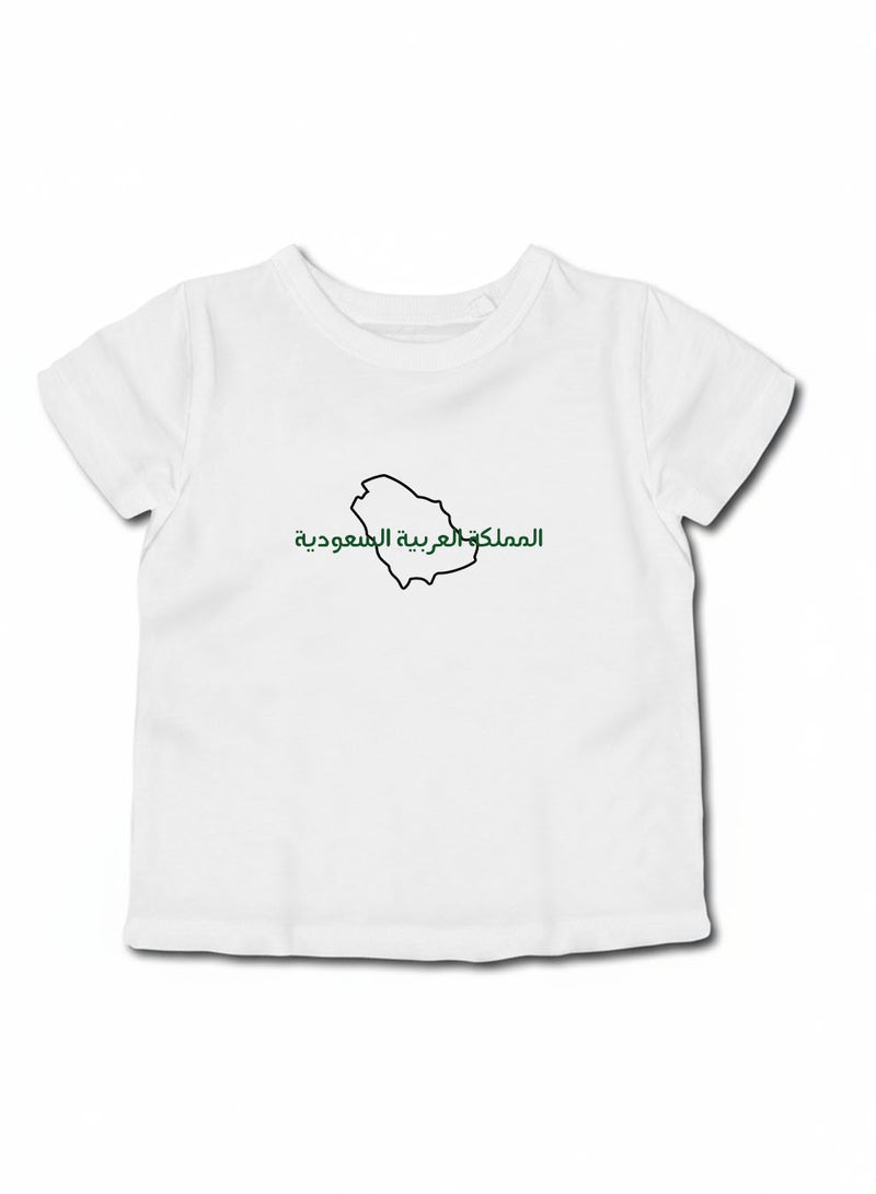 لوحة تيشيرت قطن للأطفال مناسب للأولاد والبنات لمناسبة اليوم الوطني السعودي أو للفخر بالانتماء للوطن في كل الأوقات - Image 1