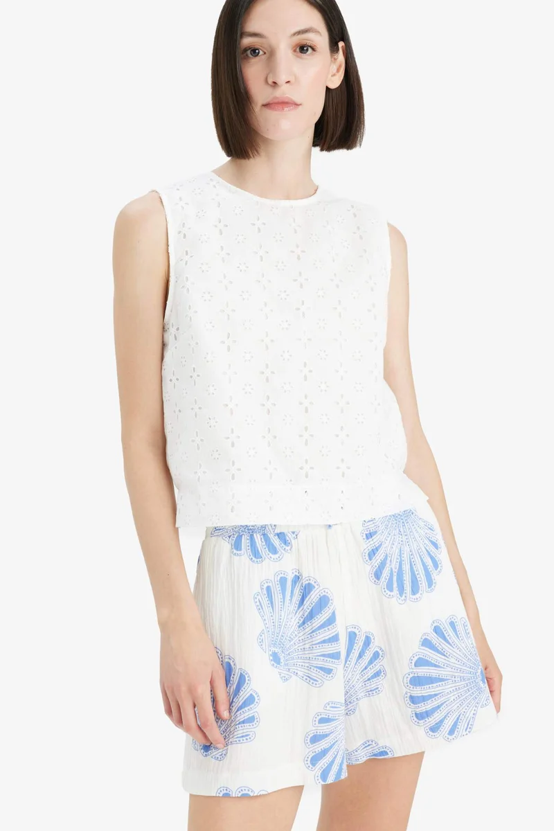 ديفاكتو Regular Fit Embroidered Sleeveless Blouse