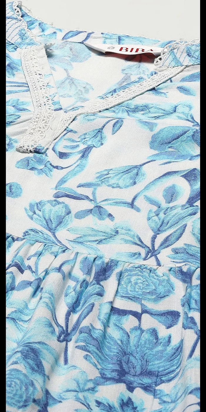 بيبا فستان قطني أبيض وأزرق بطبقات مزينة بالزهور