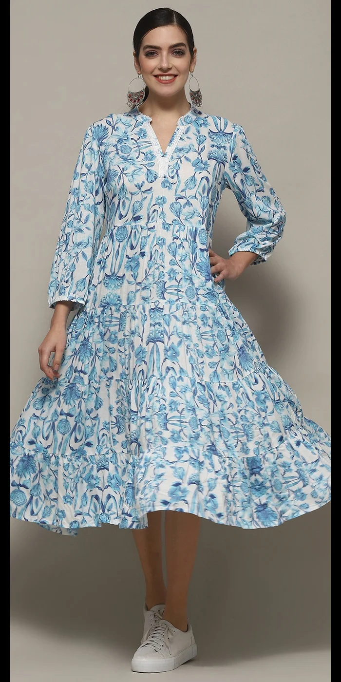 بيبا فستان قطني أبيض وأزرق بطبقات مزينة بالزهور