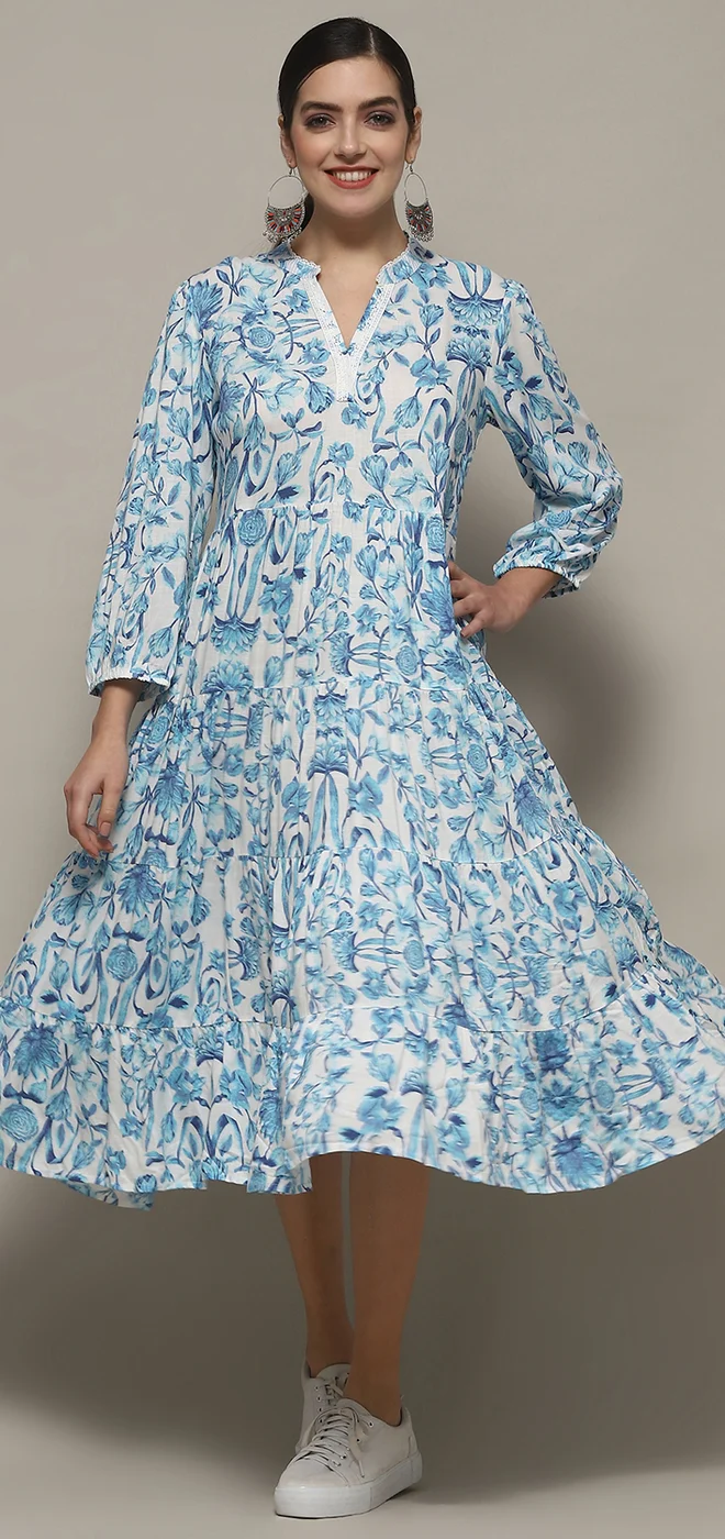 بيبا فستان قطني أبيض وأزرق بطبقات مزينة بالزهور