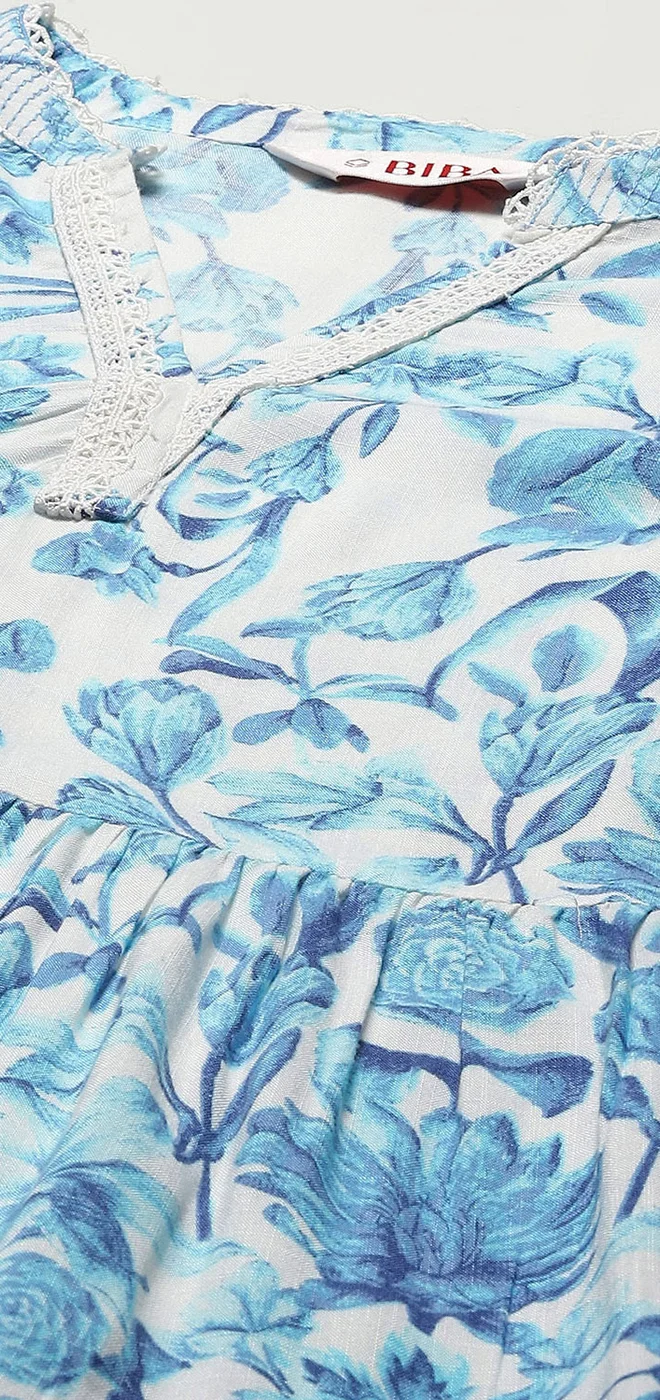 بيبا فستان قطني أبيض وأزرق بطبقات مزينة بالزهور