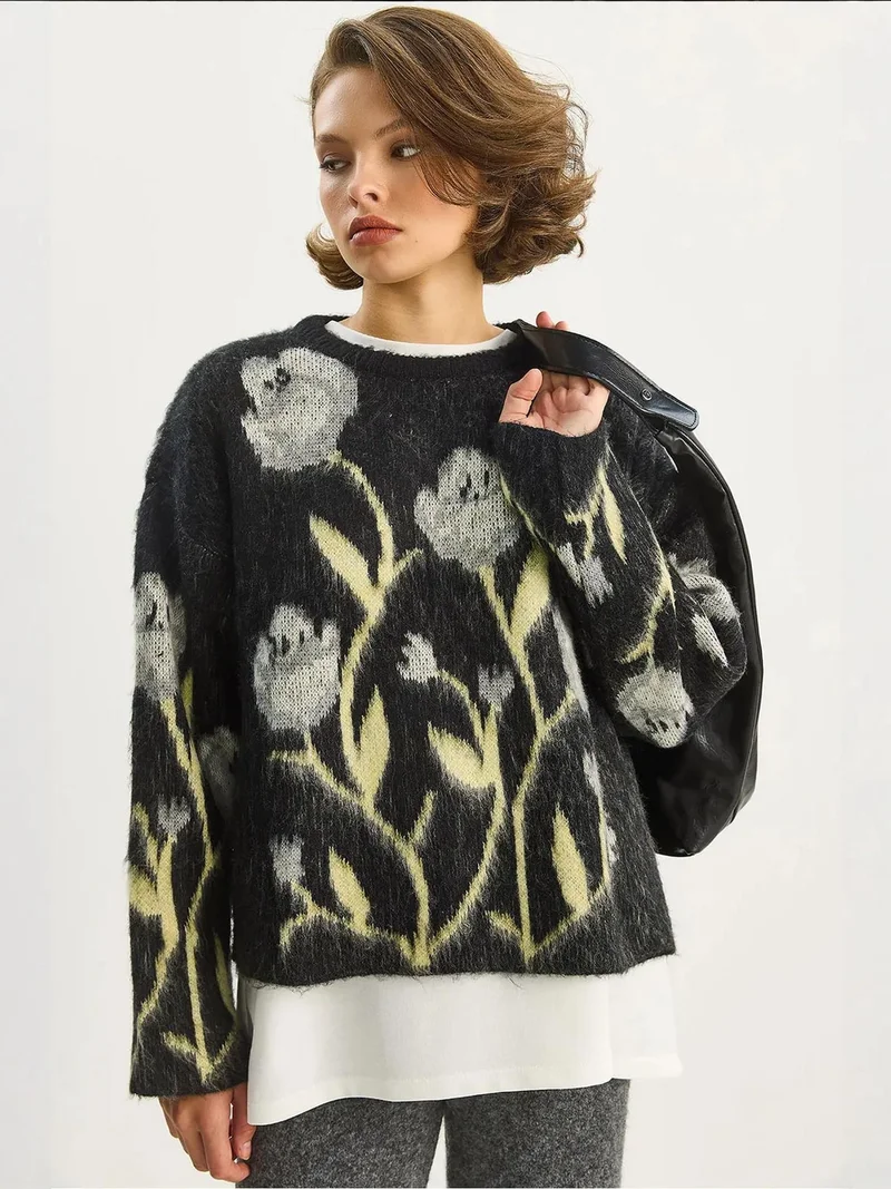 بيانكو لوتشي كنزة نسائية بياقة دائرية مضلعة بزخارف زهرية