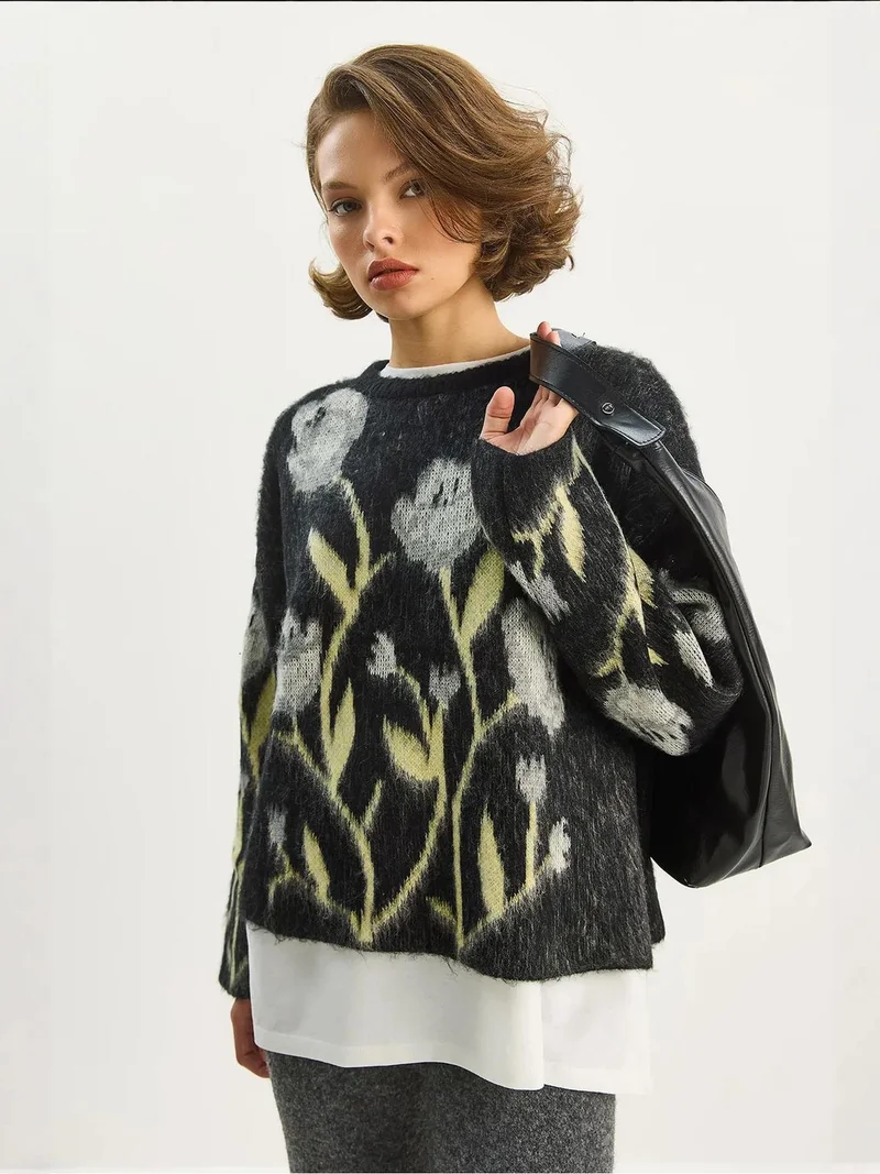 بيانكو لوتشي كنزة نسائية بياقة دائرية مضلعة بزخارف زهرية