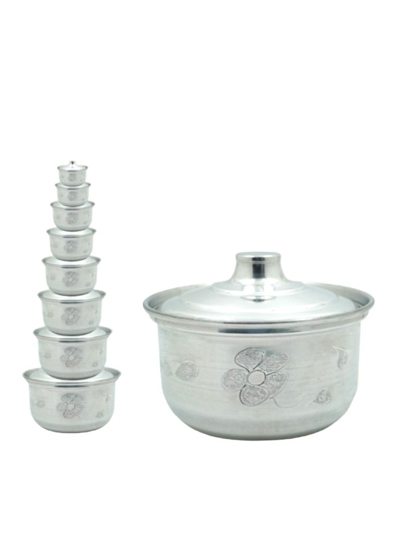 BASURRAH A set of aluminum pots from Basurrah decorated with an engraving consisting of 8 pots Egyptian made, sizes 16 18 20 22 24 26 28 30 cm  - Image 2