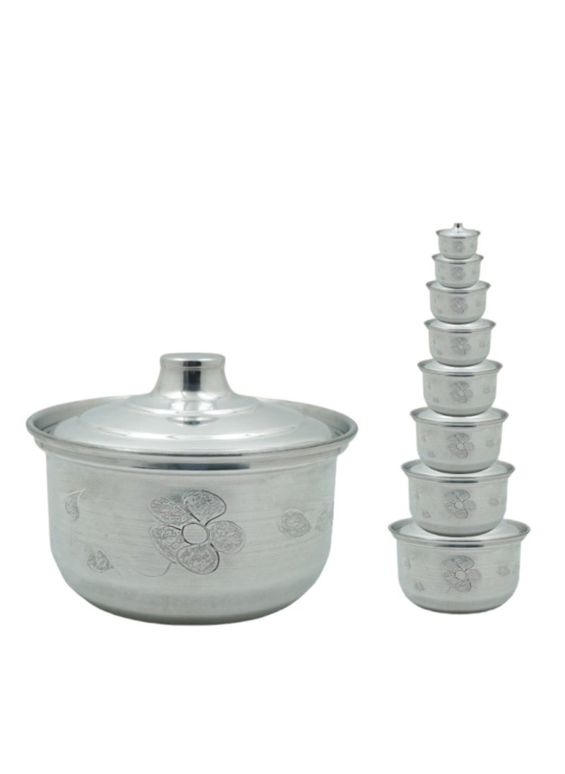 BASURRAH A set of aluminum pots from Basurrah decorated with an engraving consisting of 8 pots Egyptian made, sizes 16 18 20 22 24 26 28 30 cm  - Image 1