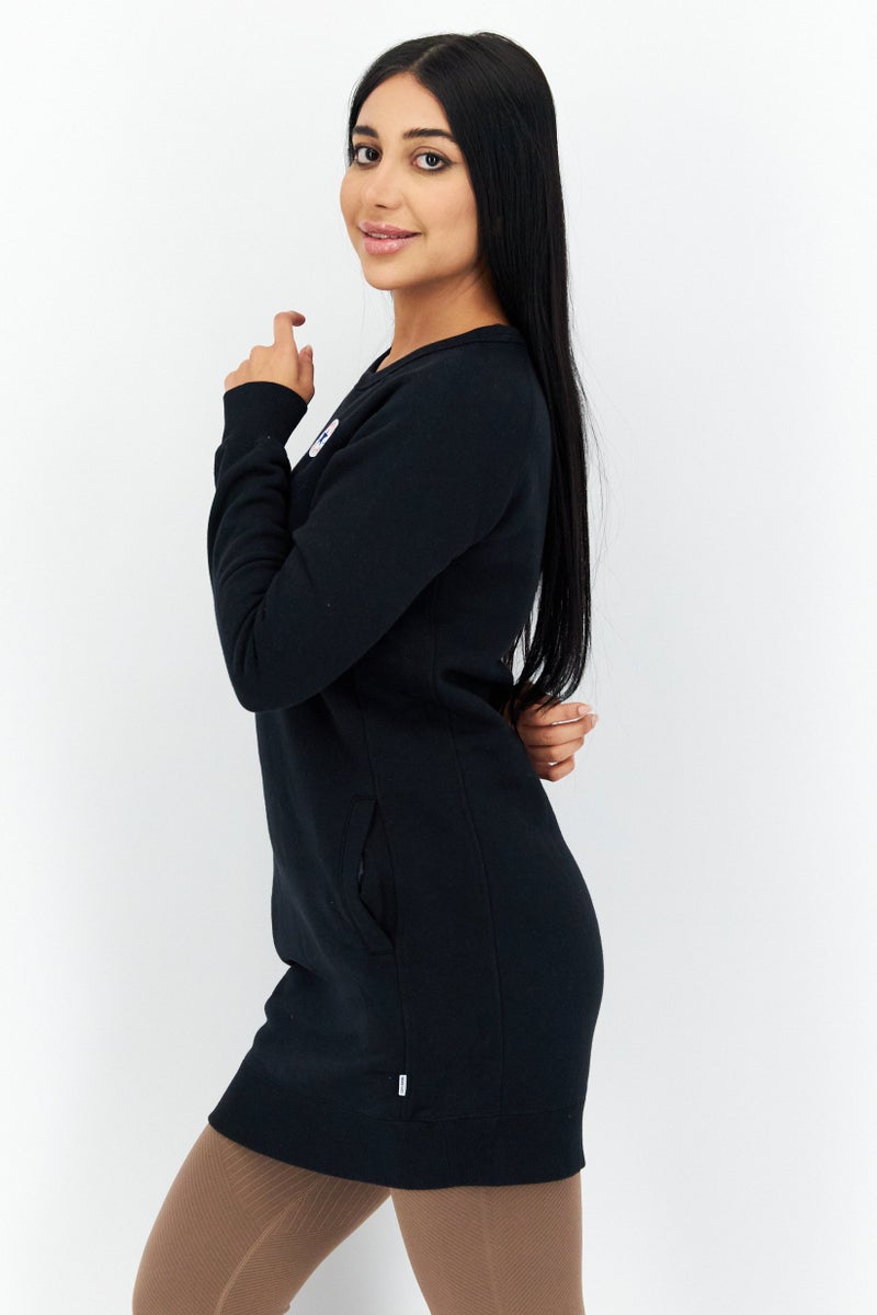 CONVERSE سويت شيرت نسائي بياقة دائرية بشعار العلامة التجارية، مزيج أسود - Image 2